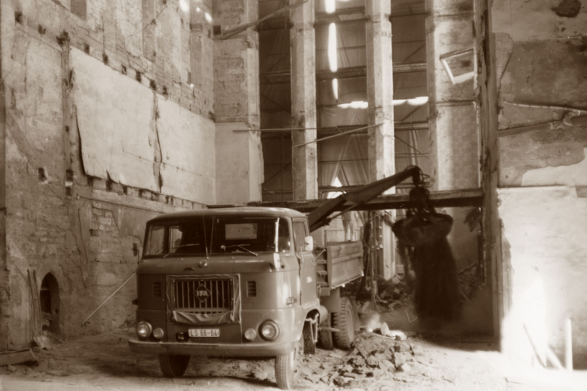 Platzhalter einer Ausstellung ohne Titelbild, roter Hintergrund